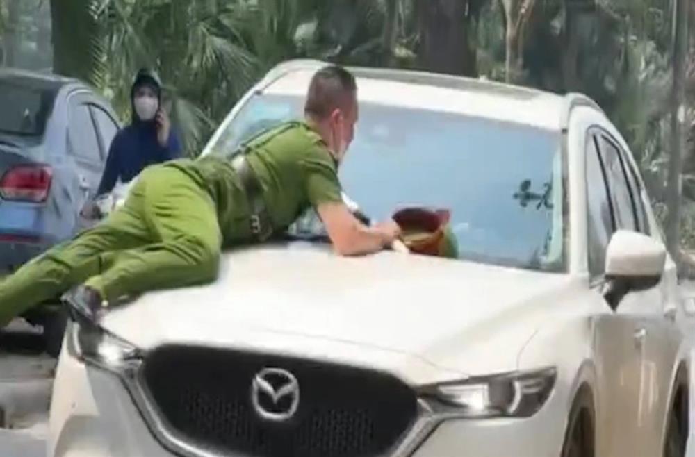 Truy bắt tài xế Mazda ở Hà Nội hất công an lên nắp capo